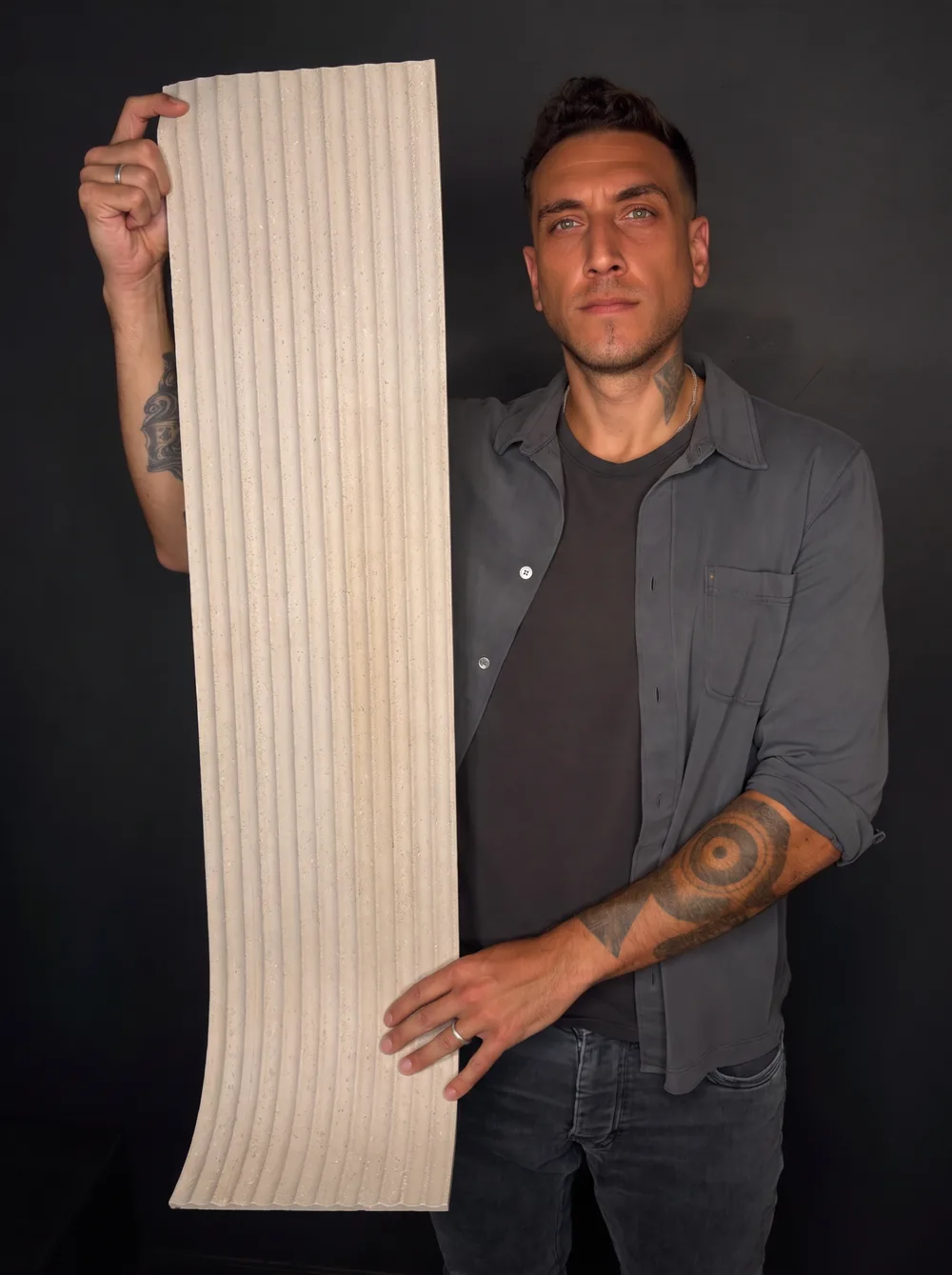 ירדן קמינסקי, מייסד The Fifth Wall, מחזיק לוח חיפוי מדגם Ripple
